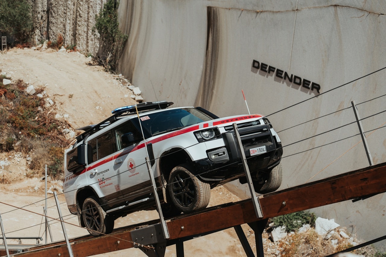 Defender festeggia i 70 anni di collaborazione con la Croce Rossa Italia con una Defender unica