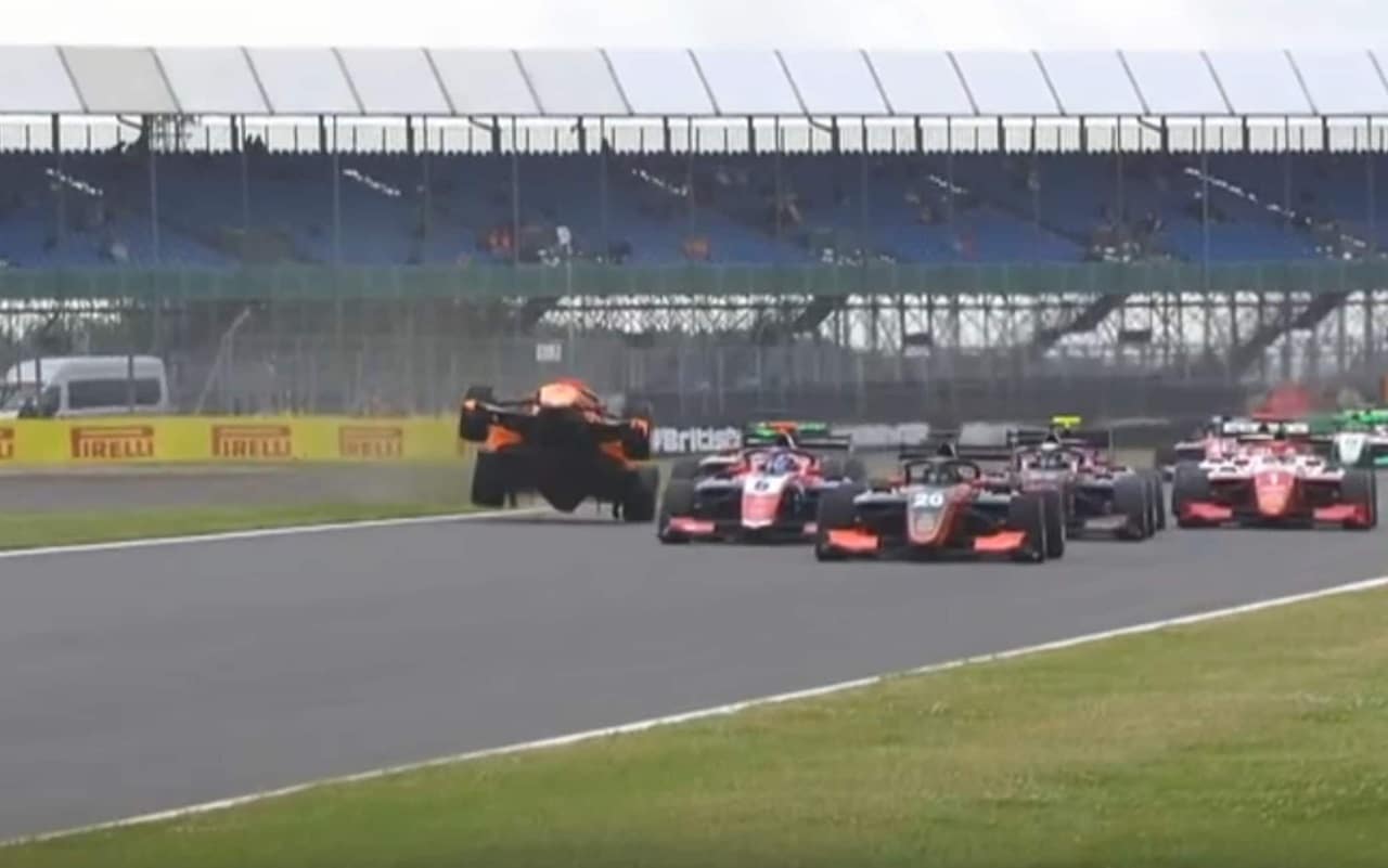 F3: brividi a Silverstone per Dunne che decolla con la sua monoposto [VIDEO]