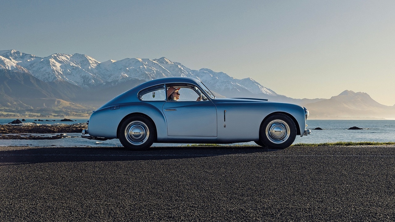 Una rara Ferrari 166 Inter del 1948 “adottata” da una coppia di pensionati in Nuova Zelanda [VIDEO]