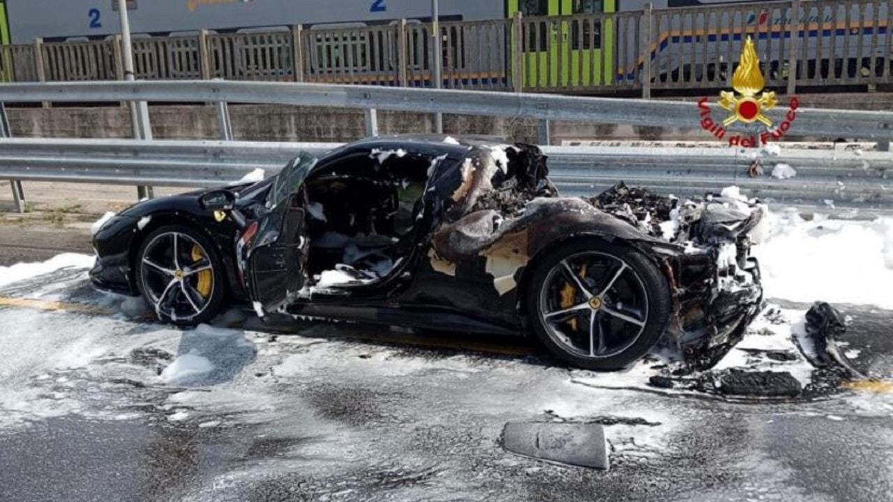 Ferrari ibrida prende fuoco all’improvviso a Mestre