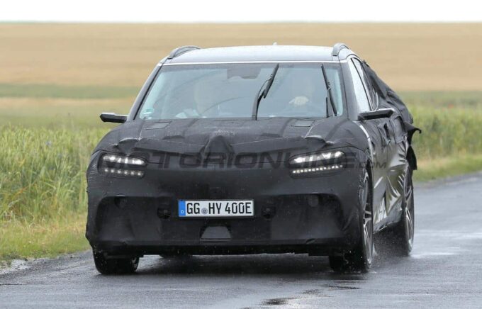 Genesis GV60 2025 - Foto spia 03-07-2024