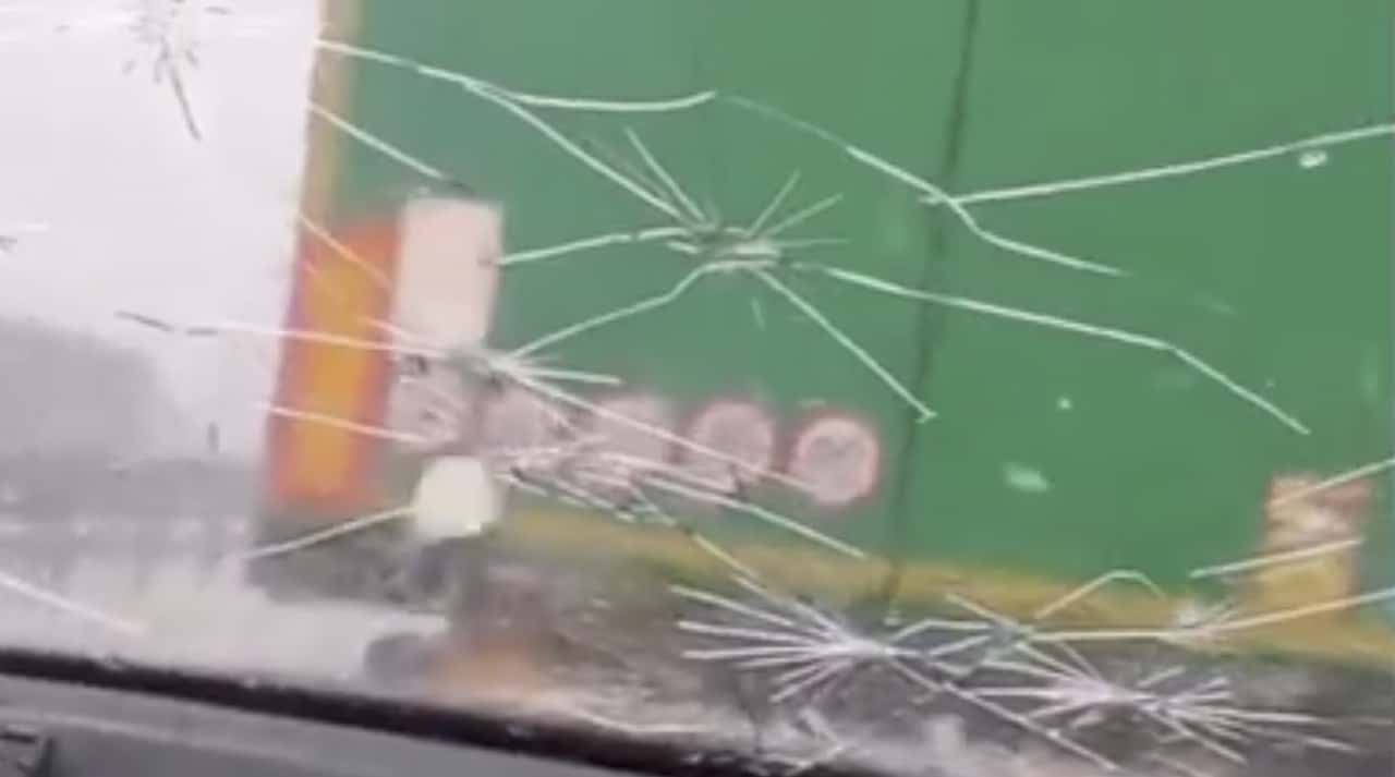 Grandinata sull’A4: parabrezza rotti e paura in autostrada