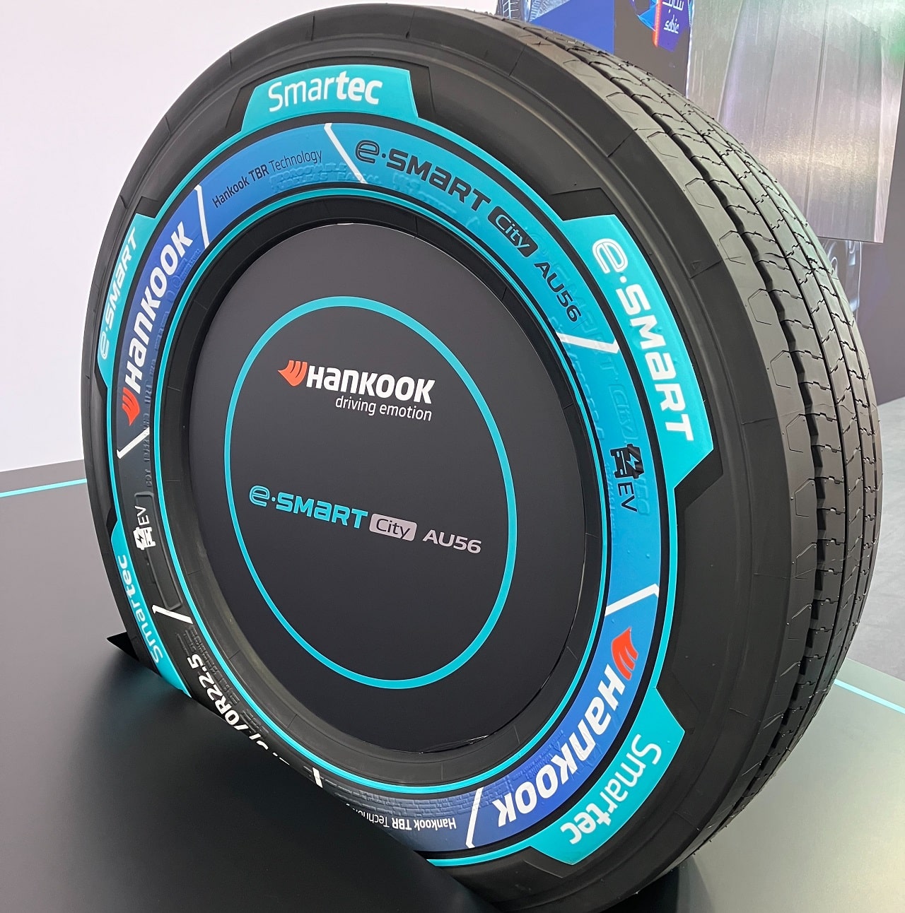 Hankook presenta e-Smart City AU56: il primo pneumatico sviluppato appositamente per gli autobus elettrici