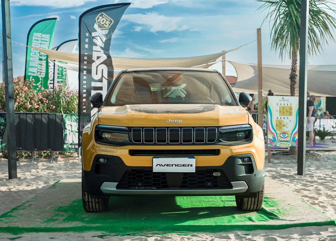 Jeep cattura la scena alla tredicesima edizione estiva del 105 XMasters con Avenger