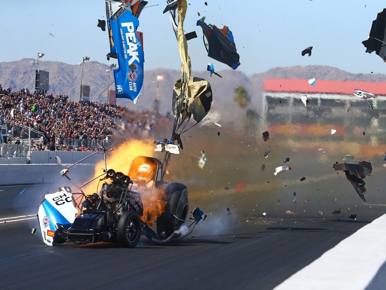 Esplode il motore e si schianta a 480 km/h: in ospedale John Force leggenda del Dragster [VIDEO]