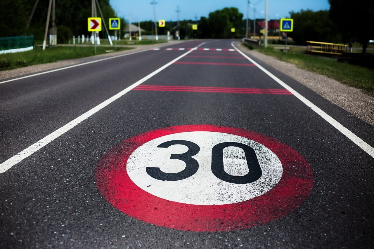 Il limite dei 30 km/h? Secondo uno studio provoca più inquinamento