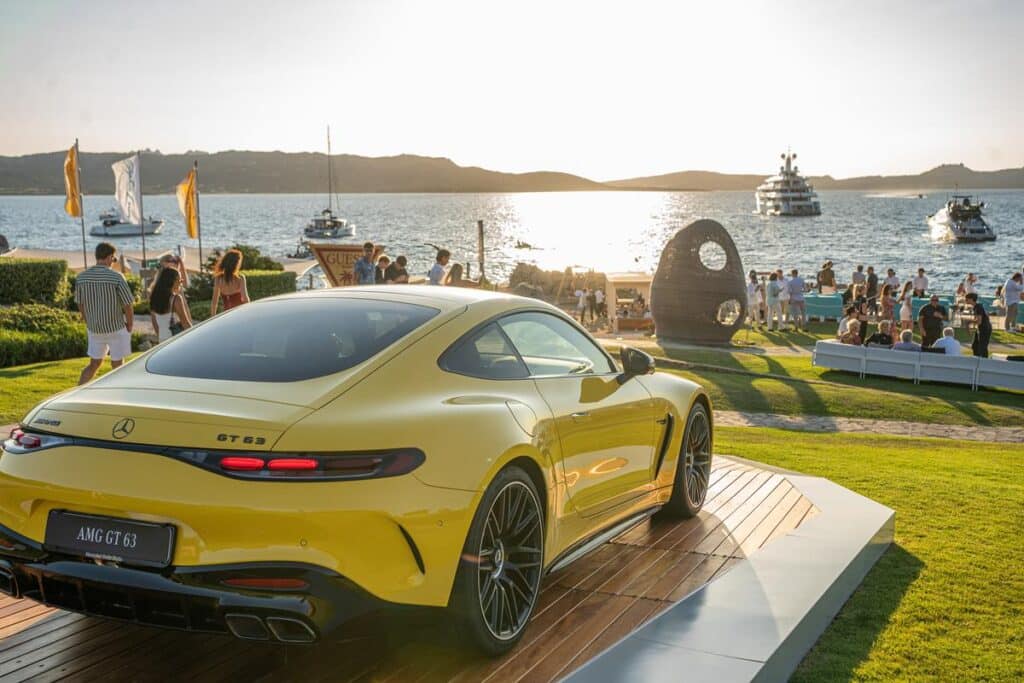 Mercedes-Maybach e Phi Beach, l’espressione del lusso della Stella pervade la Costa Smeralda [FOTO]