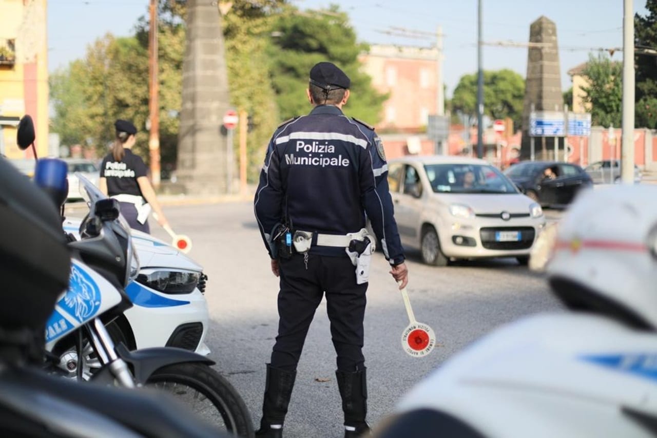 Notte di follia per due ventenni: incidente, inseguimento e maxi multa