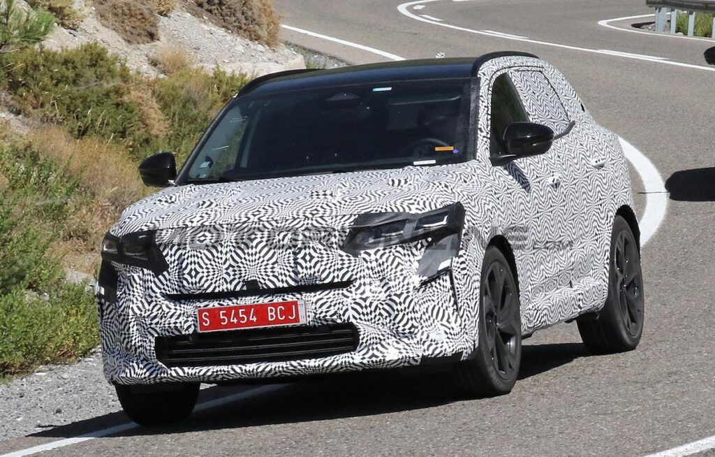 Renault Austral 2025: prime FOTO SPIA del restyling