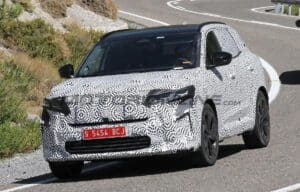 Renault Austral 2025: prime FOTO SPIA del restyling