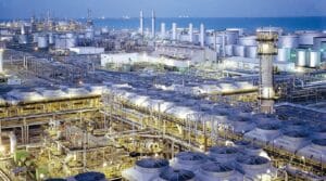 Saudi Aramco: “Il petrolio è qui per restare, i motori a combustione resisteranno alle auto elettriche”