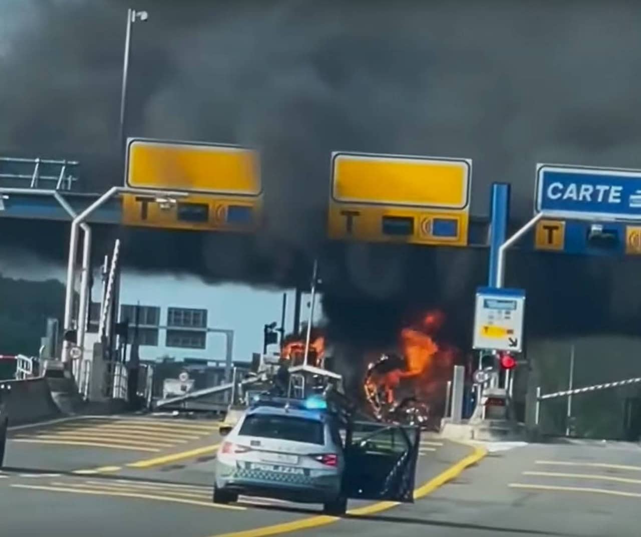 A8: auto prende fuoco dopo essersi schiantata contro il casello di Gallarate, un morto