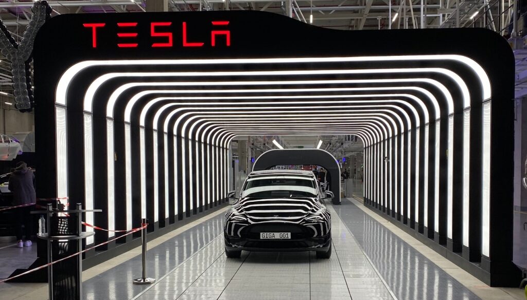 Tesla: un ladro si aggira per la Gigafactory di Berlino