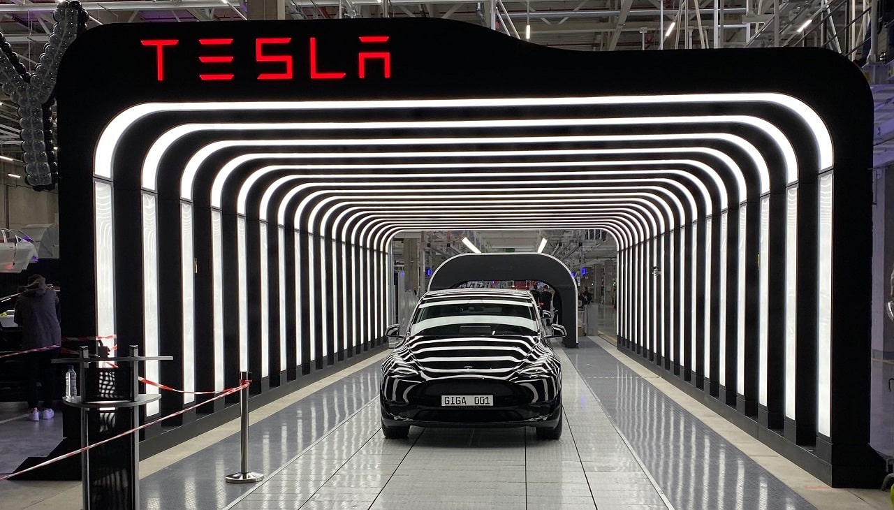 Tesla: un ladro si aggira per la Gigafactory di Berlino