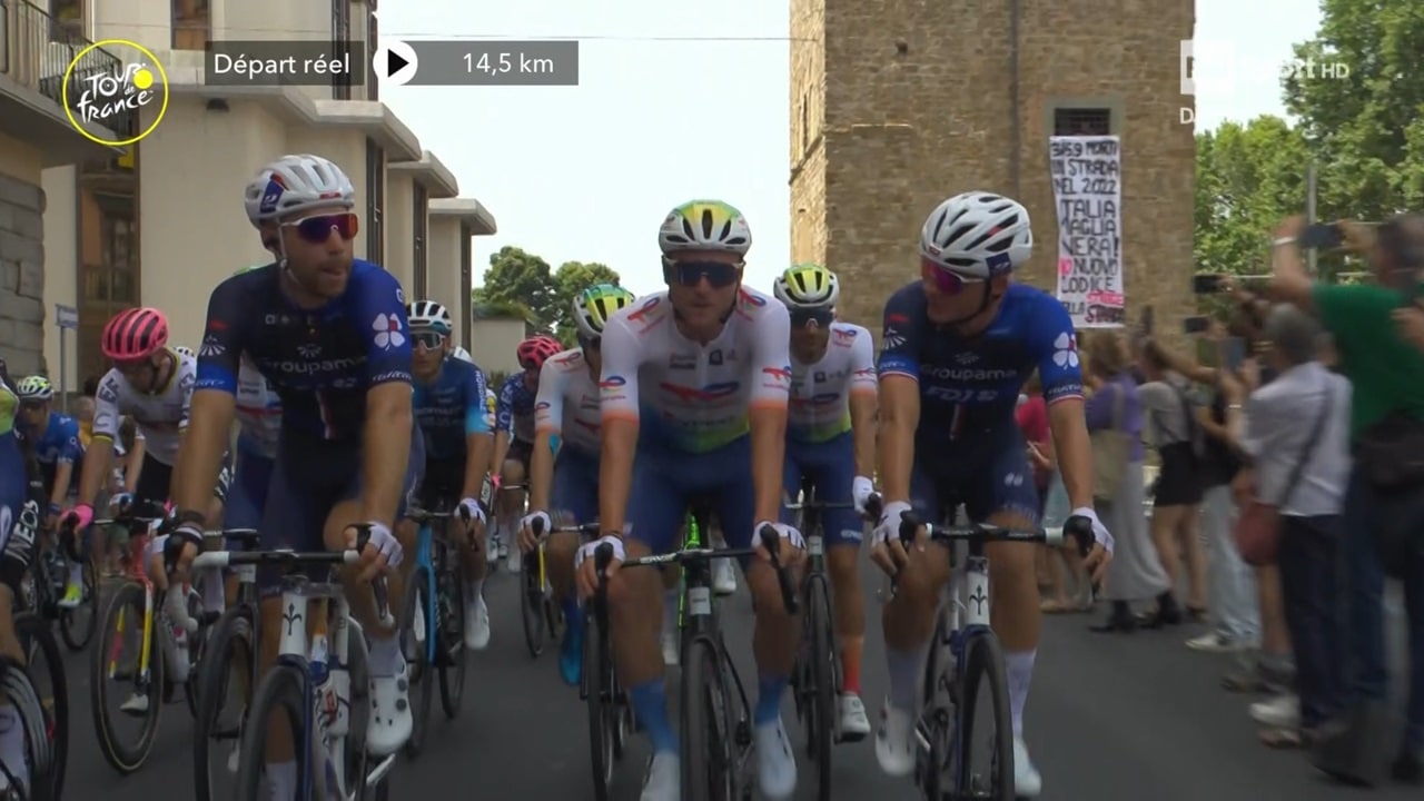 Italia maglia nera della sicurezza stradale: striscione di Firenze30 alla partenza del Tour de France