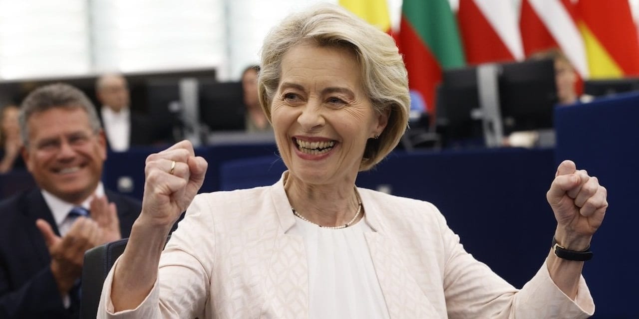 Ursula von der Leyen apre agli e-fuel: “Hanno le stesse chance dell’elettrico”