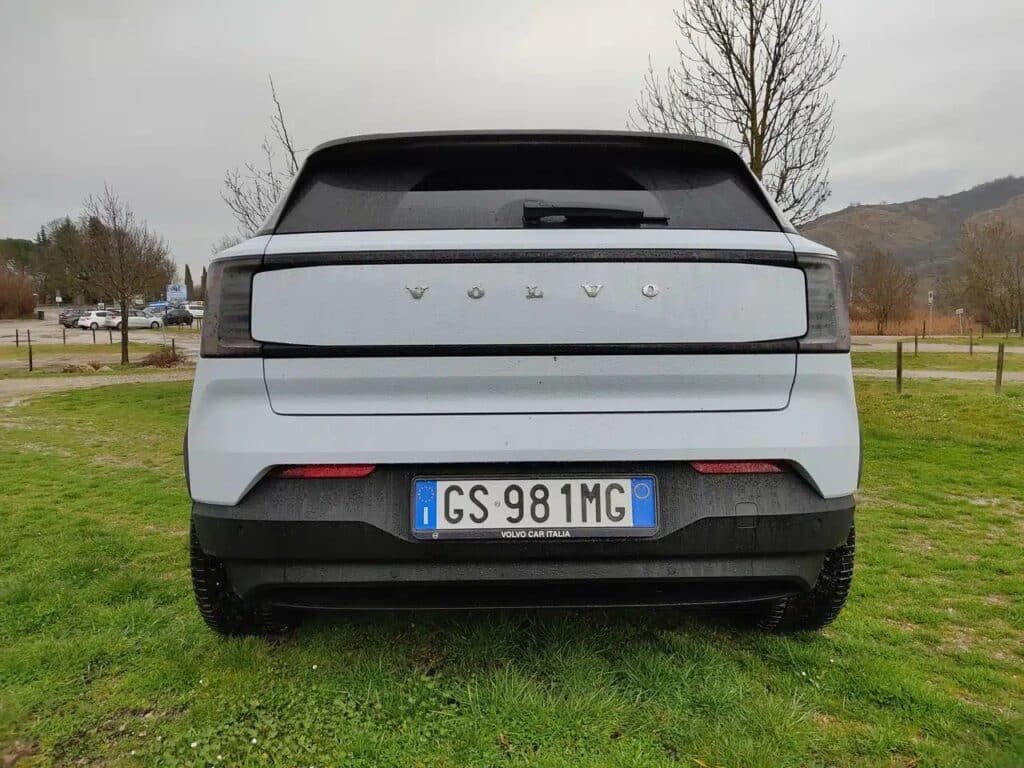 Volvo EX30 2024: il SUV compatto elettrico per la mobilità urbana. Le sue caratteristiche