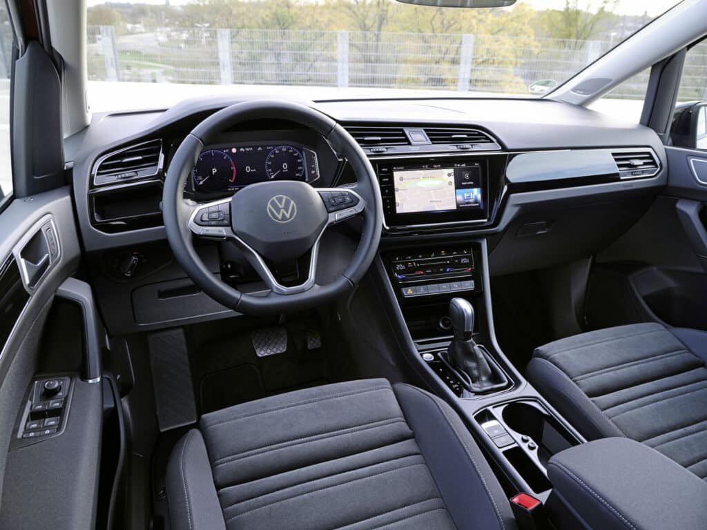 Volkswagen Touran 2024: caratteristiche, abitabilità e motori