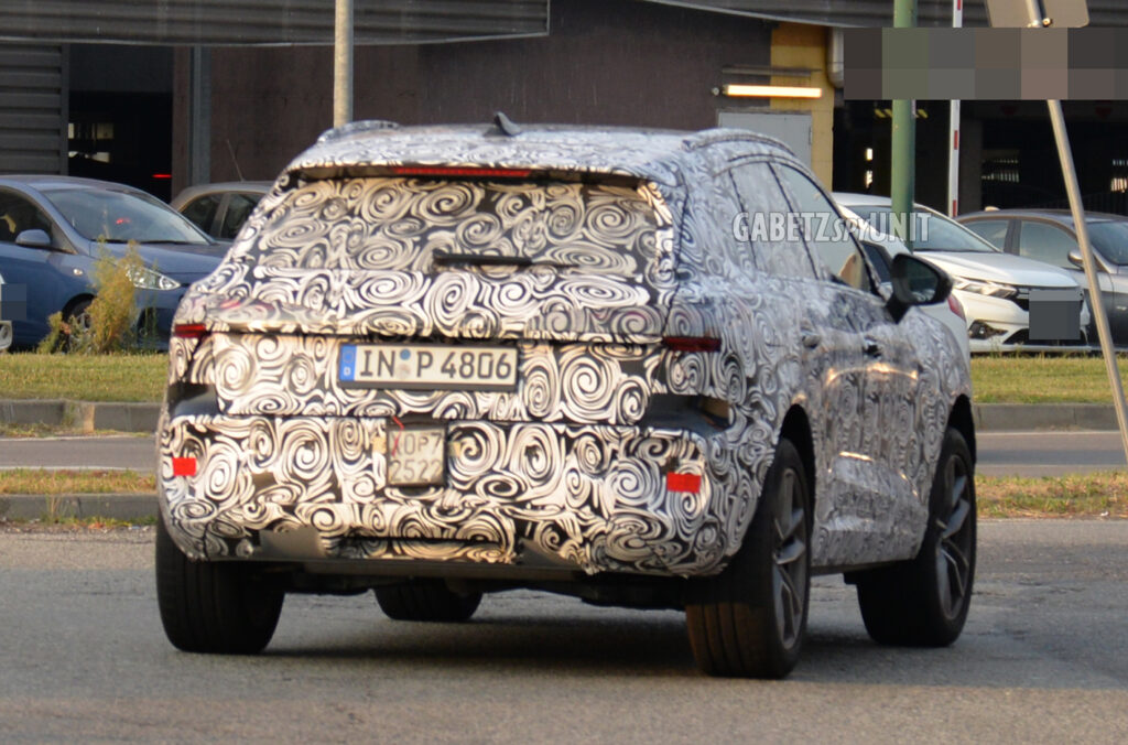 Nuova Audi Q3: avvistata la terza generazione durante i test su strada a Torino