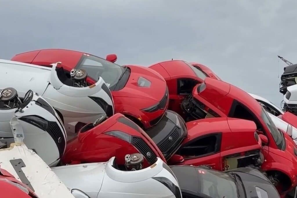 Le auto elettriche di una startup fallita si stanno accumulando in una discarica [VIDEO]
