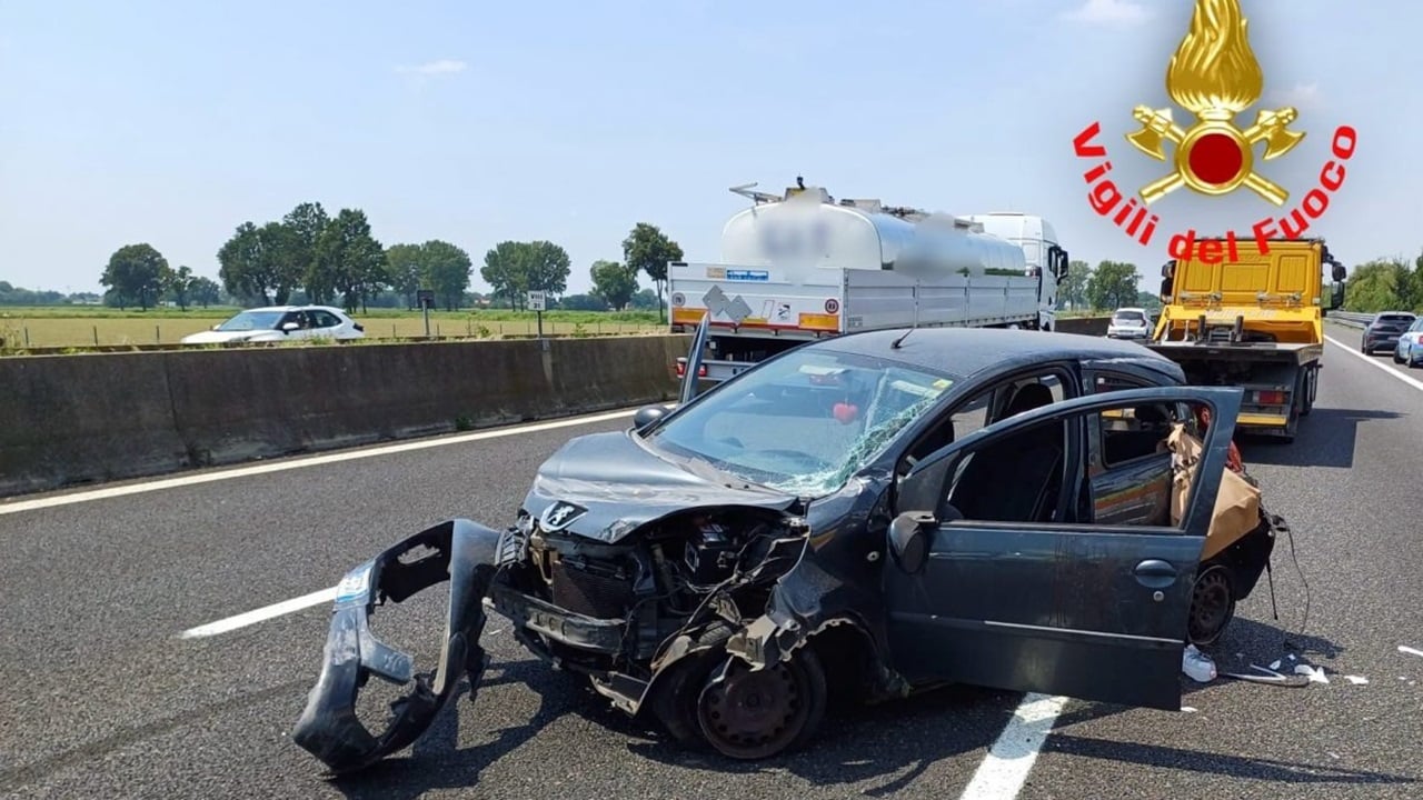 Autostrada A1: ubriaco contromano si schianta contro un’auto