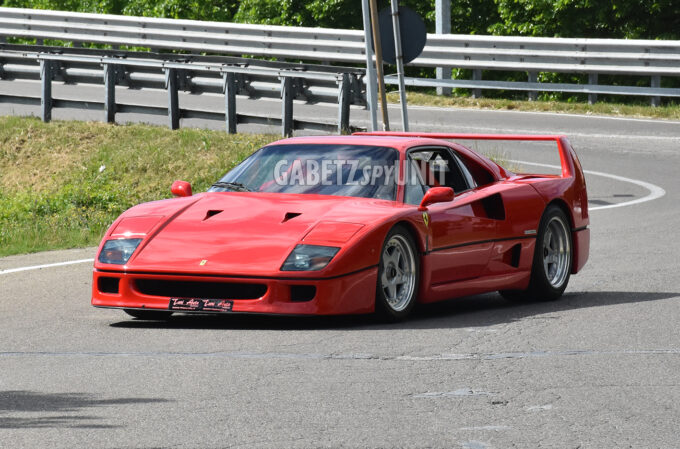 Ferrari F40 in strada