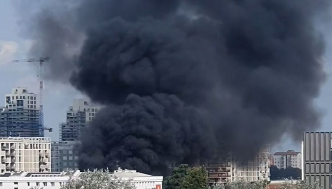 Milano: fiamme in una concessionaria in via Bisceglie, alta colonna di fumo