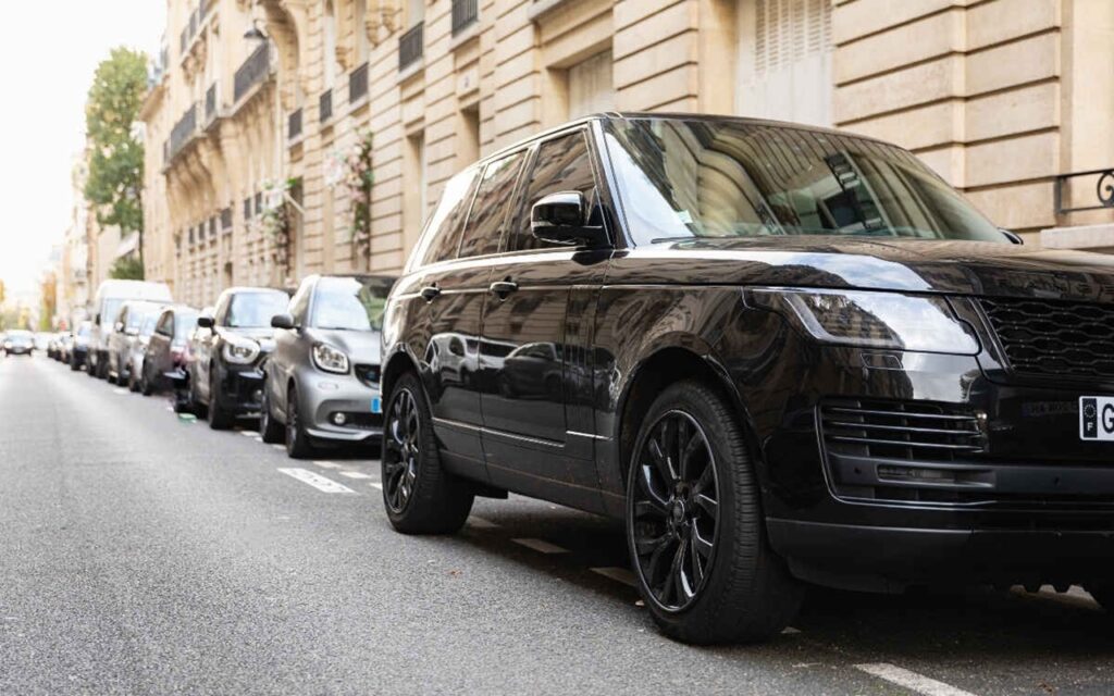 Milano: il centrosinistra vuole tassare la sosta di SUV e auto pesanti, anche elettriche