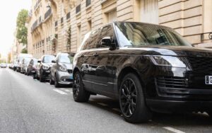 Milano: il centrosinistra vuole tassare la sosta di SUV e auto pesanti, anche elettriche