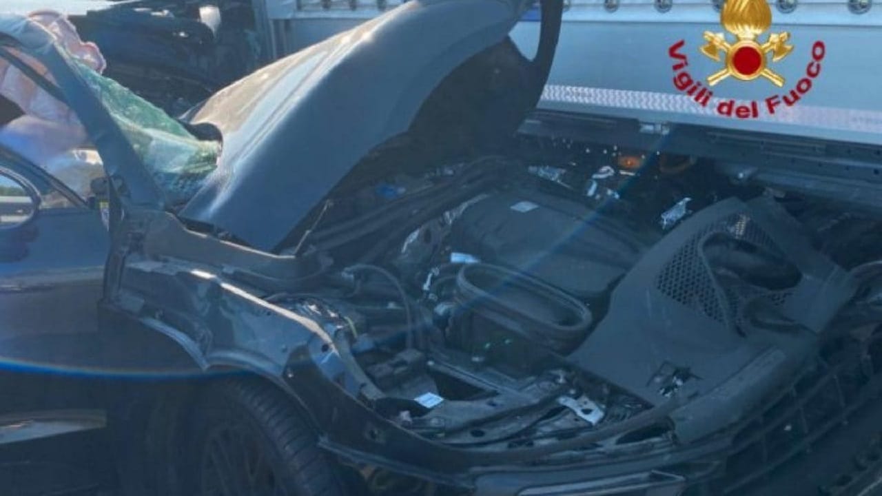Venezia: finisce con la Porsche sotto un Tir, muore 40enne