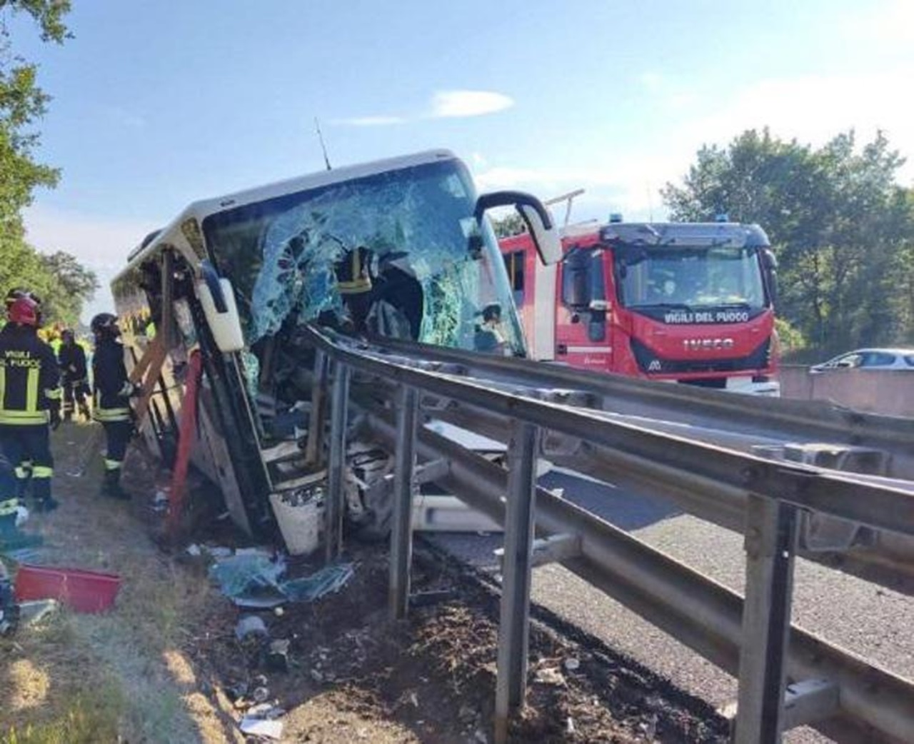 Incidente A1: pullman di turisti contro guard-rail, 1 morto e 24 feriti