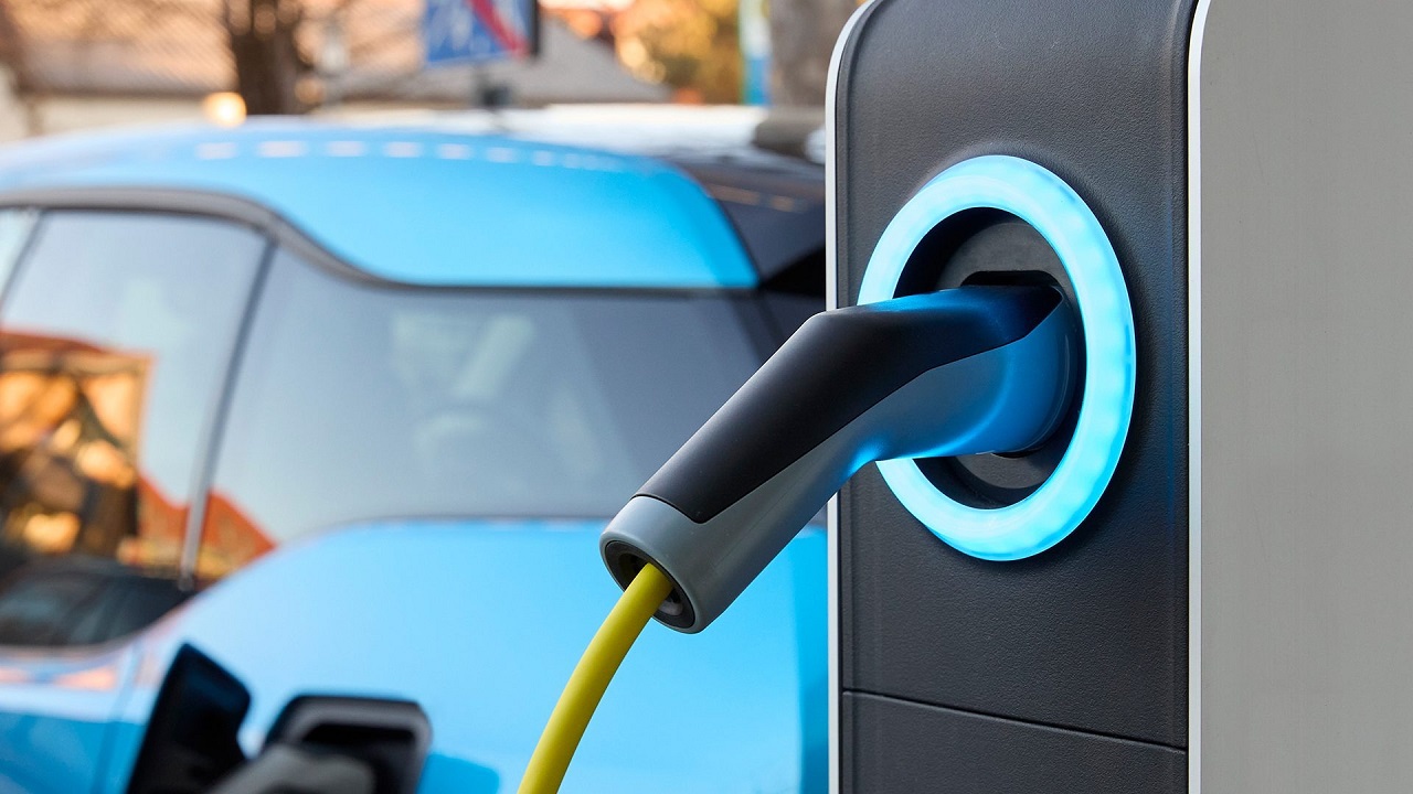 Riceve fattura da 1.200 euro per due mesi di ricarica e mette in vendita la sua auto elettrica