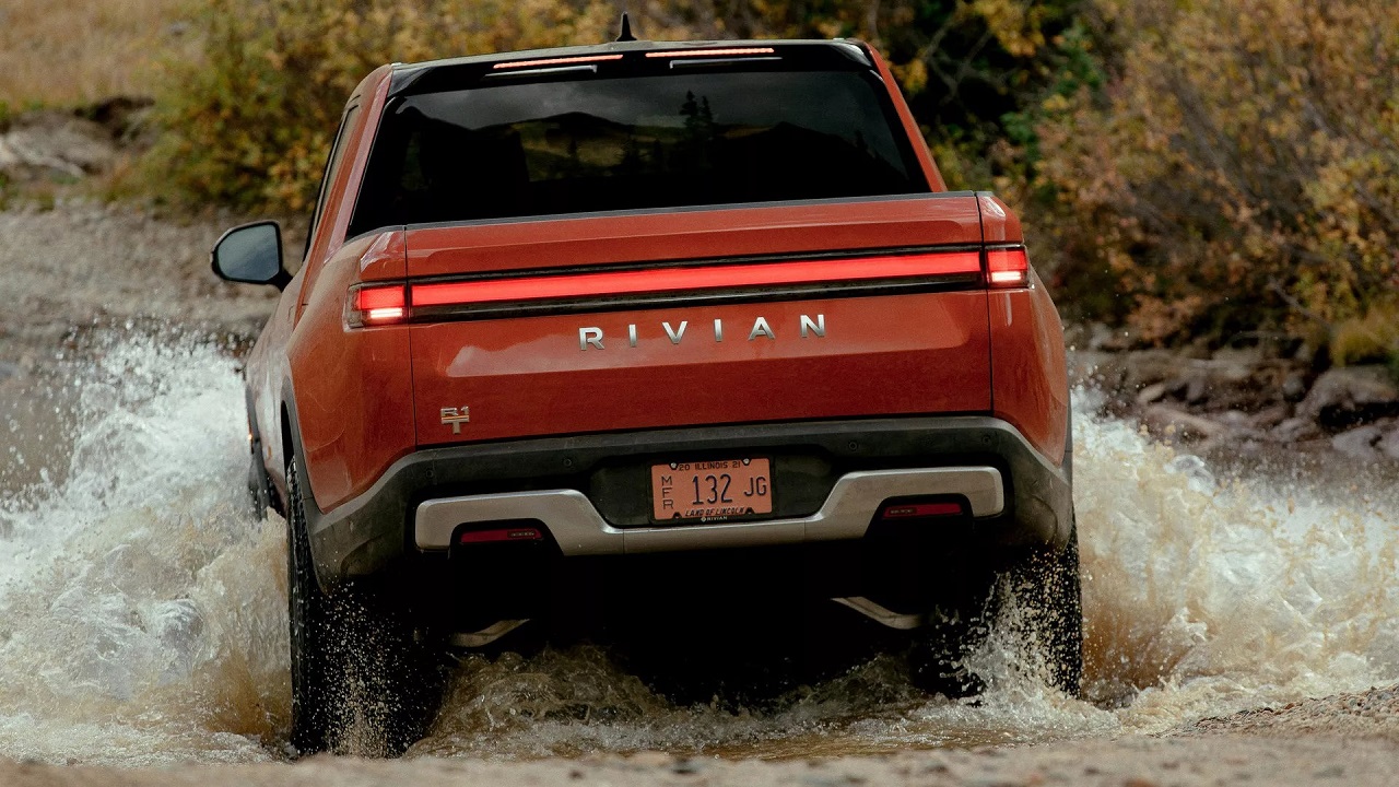 Rivian taglia i costi ma continua a perdere oltre 32.000 dollari per ogni auto elettrica prodotta