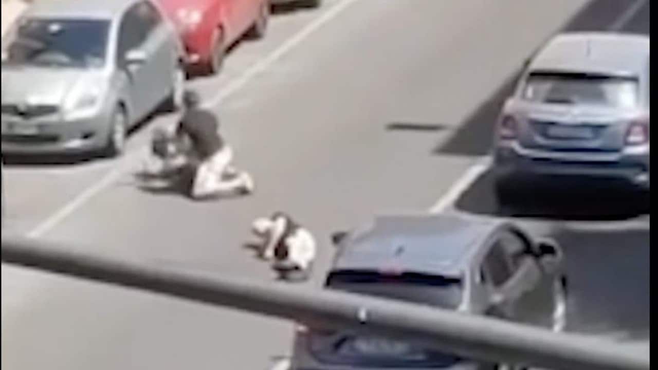 Roma: automobilista picchia ragazzo che lo riprende mentre sfreccia in strada