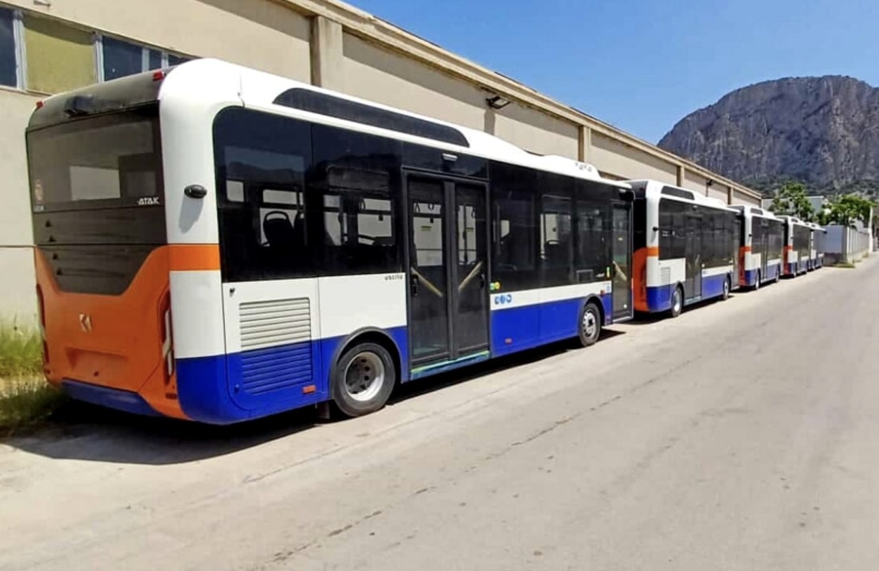 Palermo: fermi 35 nuovi bus elettrici comprati dal comune, mancano le colonnine di ricarica