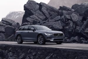 Volvo V90 e V90 Cross Country 2024: la rinascita della station wagon svedese nel segmento premium