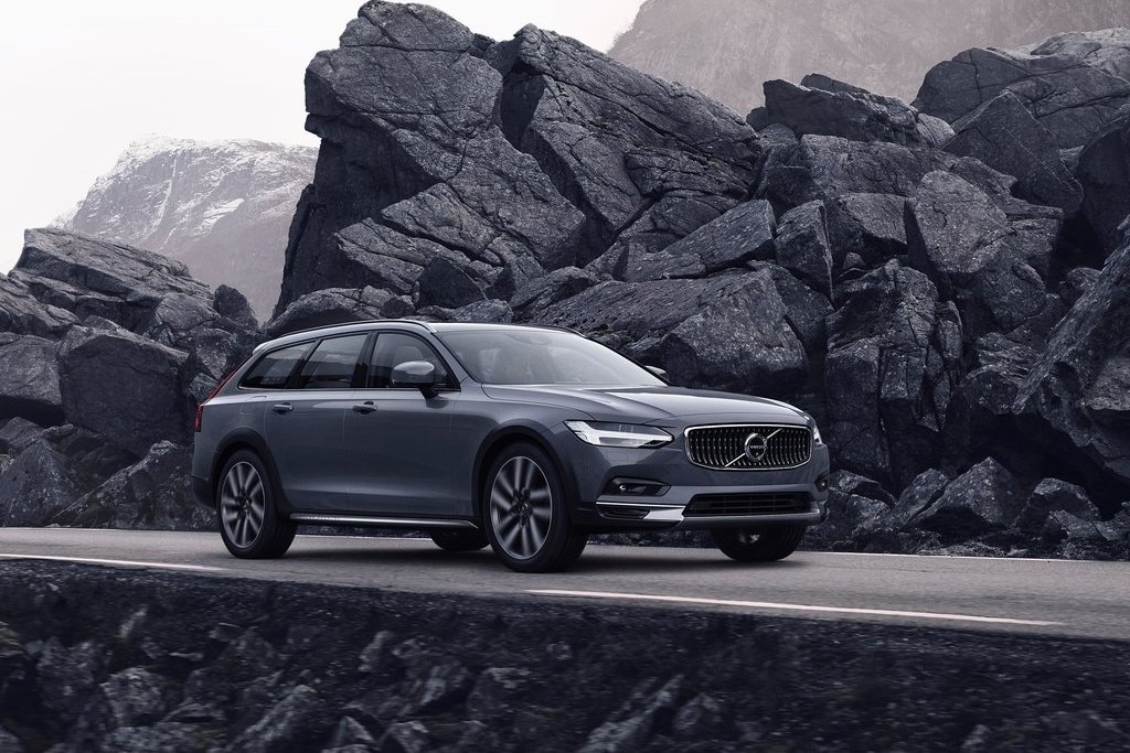 Volvo V90 e V90 Cross Country 2024: la rinascita della station wagon svedese nel segmento premium