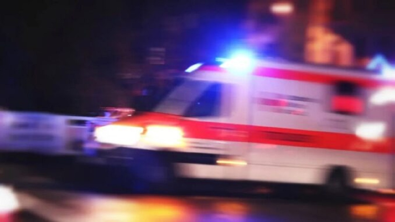 Attacca vasca da bagno alla sua auto per farsi trascinare ma finisce contro un muro: gravissimo un 20enne