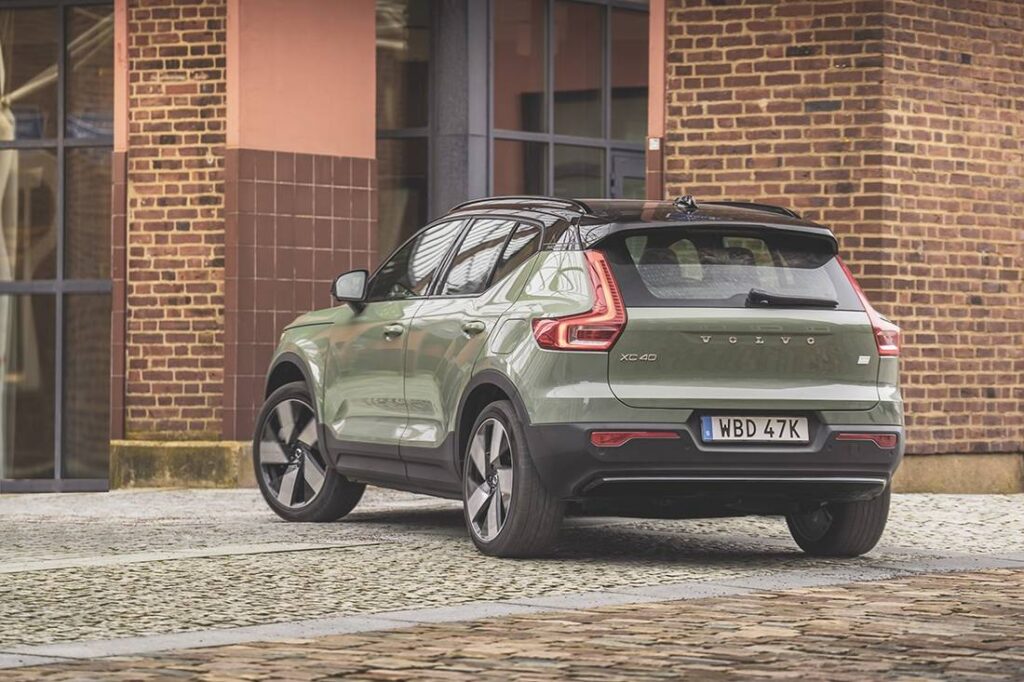Volvo XC40 2024: SUV compatto con motori ibridi e tecnologia all’avanguardia. Le caratteristiche