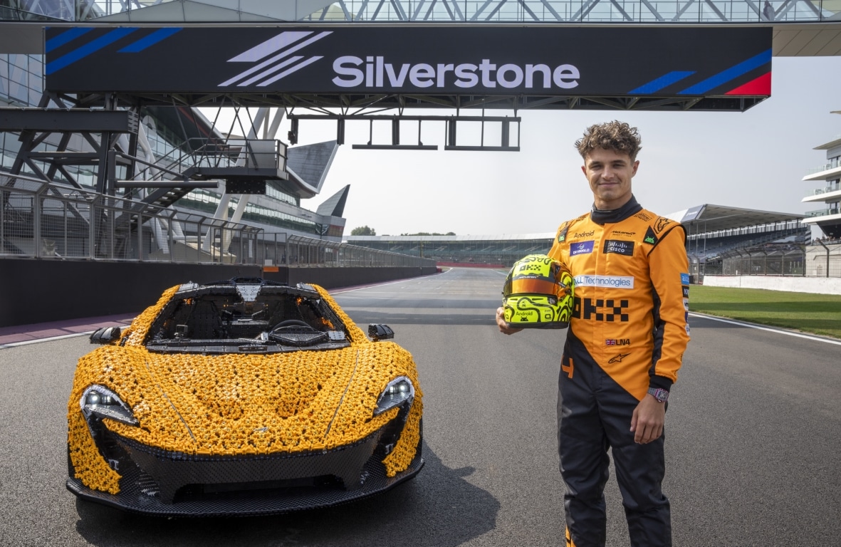 Lando Norris guida una McLaren P1 fatta di LEGO sul circuito di Silverstone [VIDEO]