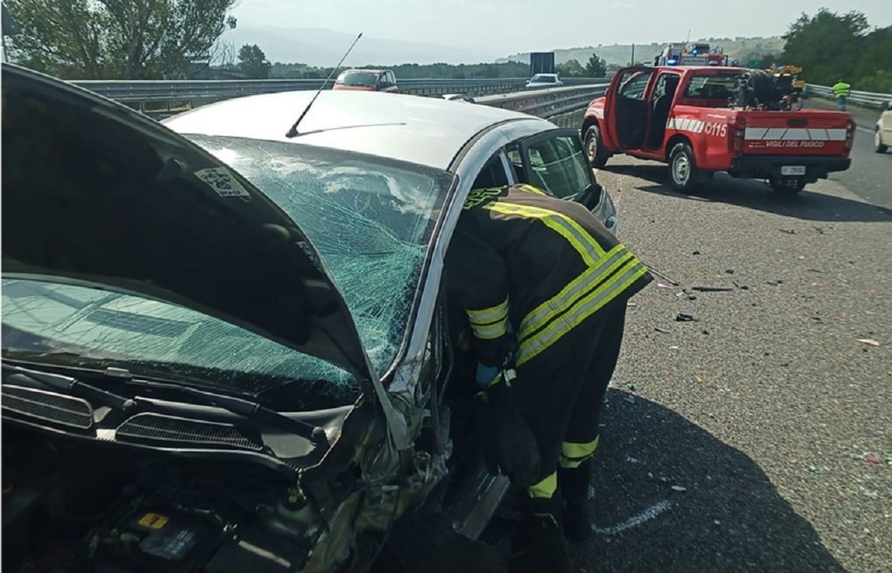 A2: anziano imbocca contromano l’autostrada e si schianta contro altra auto