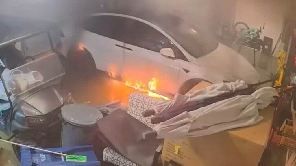 Auto elettrica esplode in un garage a causa dell’allagamento creato dall’uragano [VIDEO]