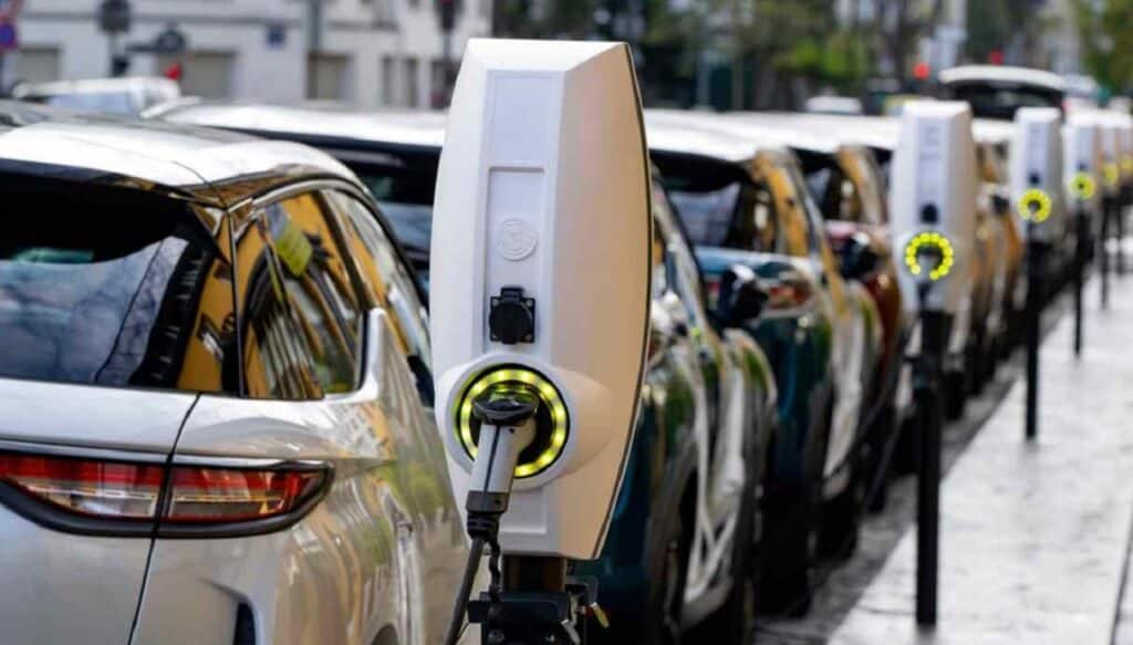 Auto elettriche: anche in Svizzera cala il numero di persone interessate al loro acquisto