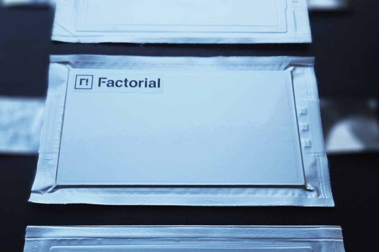 Mercedes e Factorial: la nuova batteria allo stato solido estende l’autonomia dell’80%