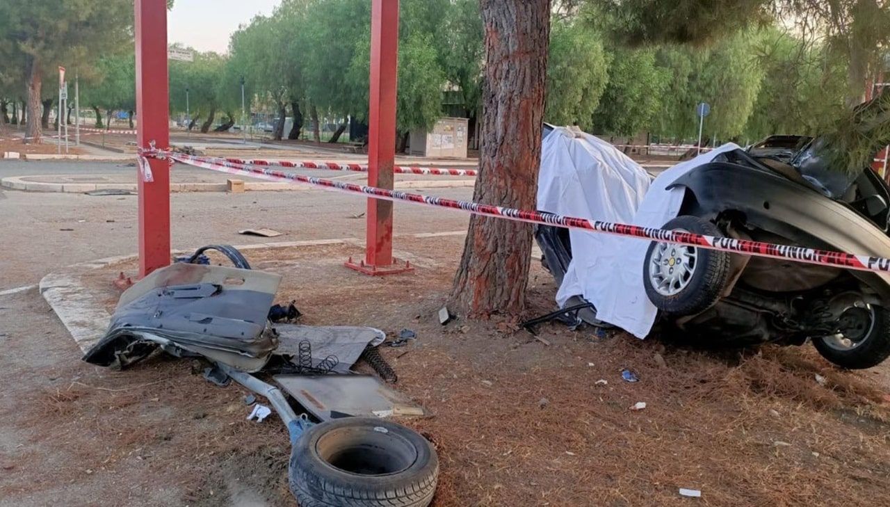 Foggia: 17enne guida senza patente e si schianta contro un albero e muore
