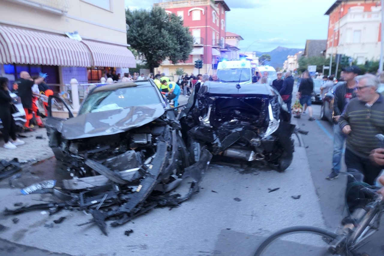 Incidente a Lido di Camaiore: la donna alla guida dell’auto sembrava in trance secondo l’amica a bordo