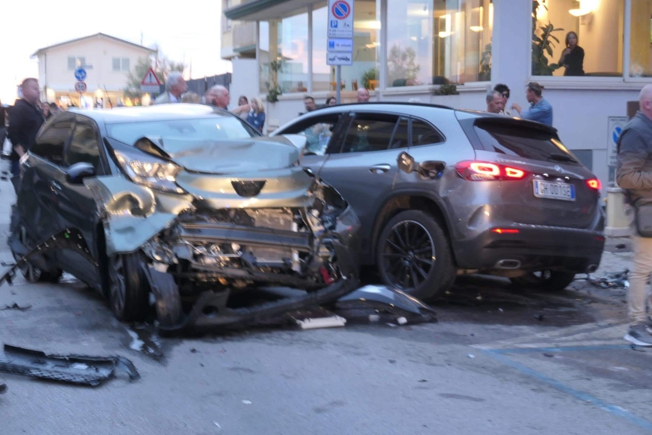 Lido di Camaiore, auto travolge pedoni: due morti e sei feriti