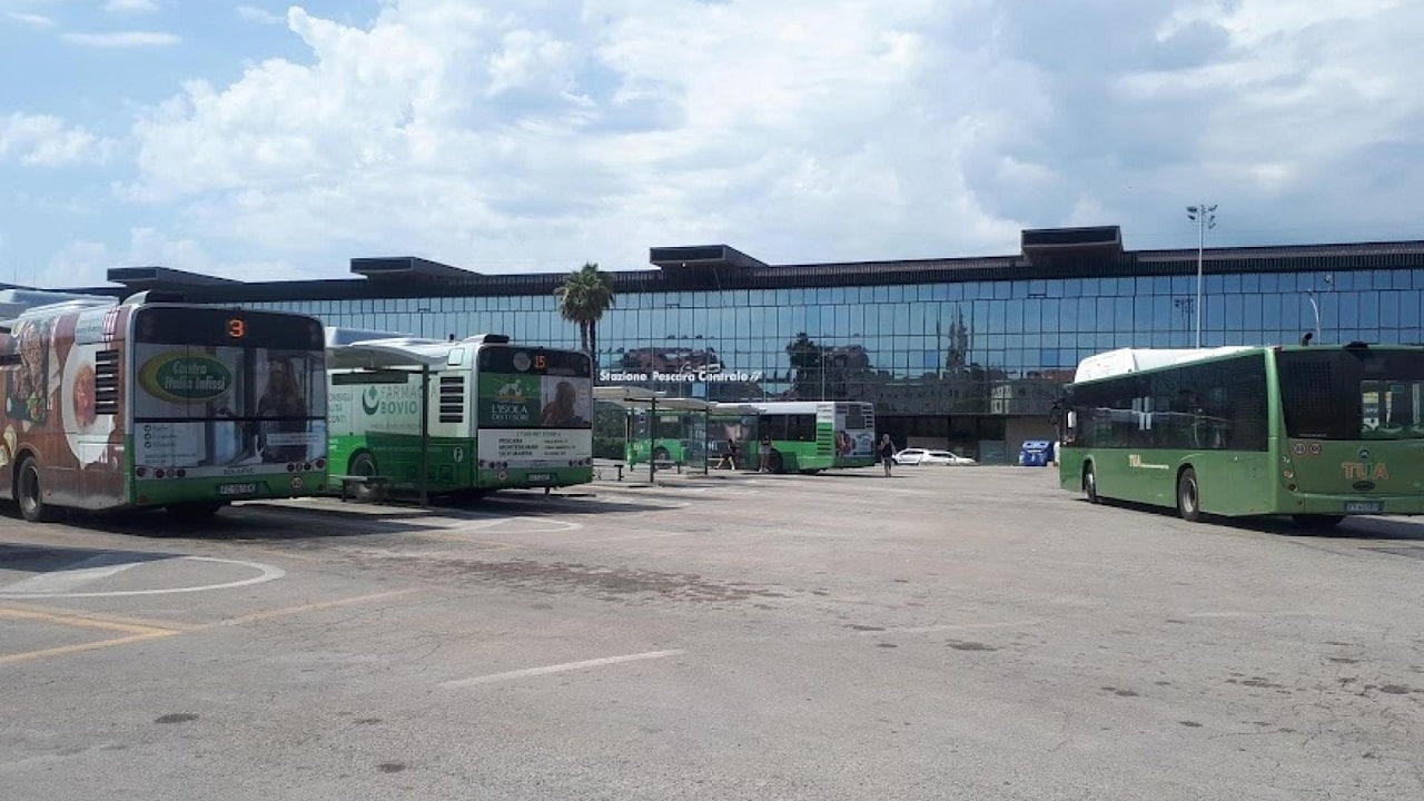 Pescara, autobus frena di colpo: passeggero sbatte la testa e muore