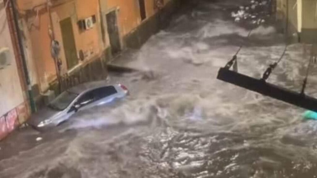 Napoli: maltempo da paura, bomba d’acqua nella notte