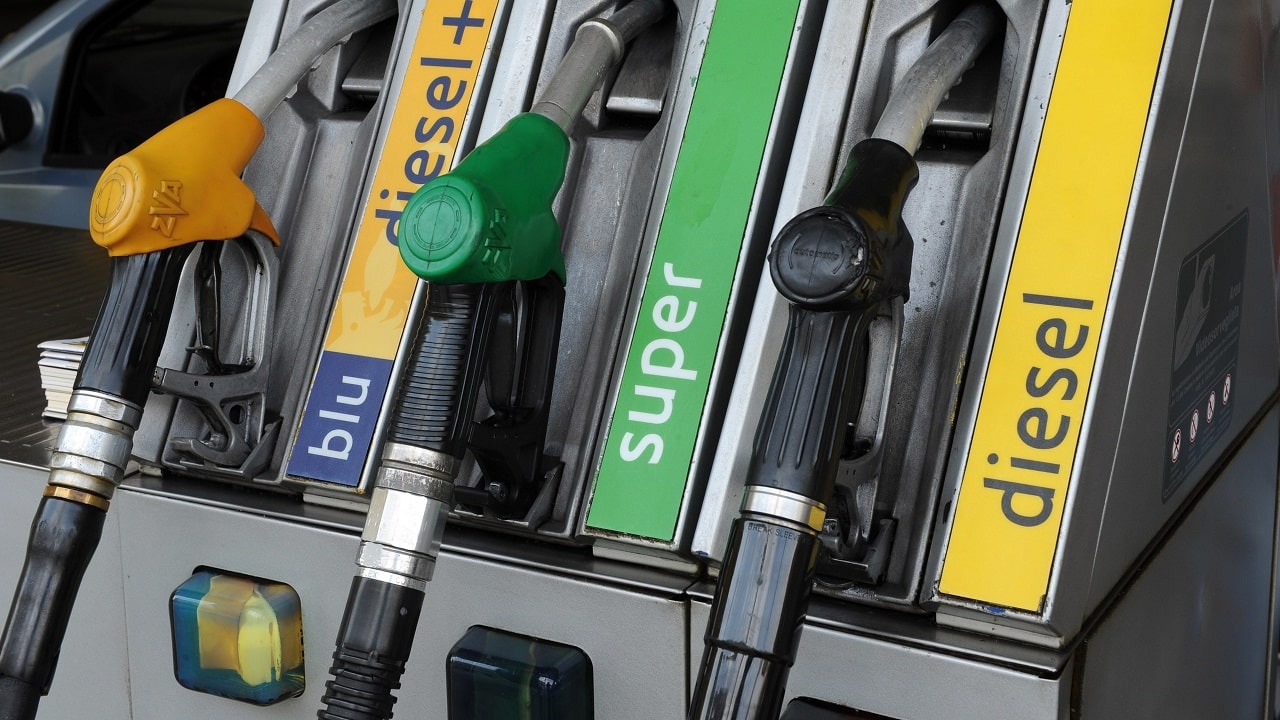 Benzina, Assoutenti: “Il prezzo cala del 10% risparmio da 265 euro annui a famiglia”